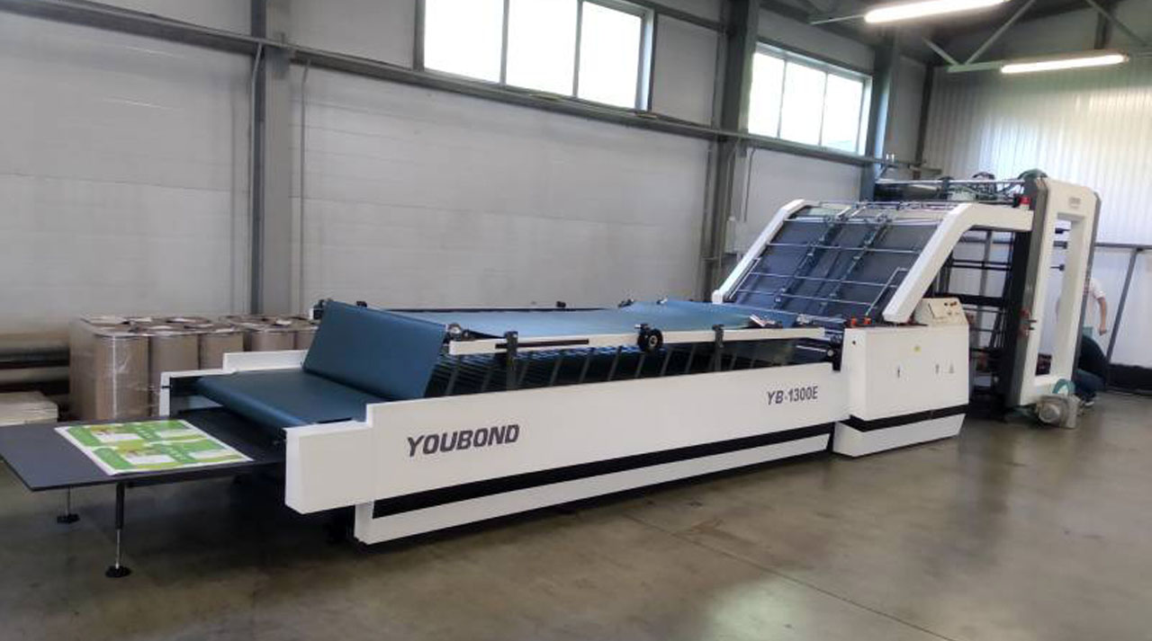 Новая автоматизированная кашировальная машина YUBOND-1300Е в типографии «ЭТИКОР» в Подольске