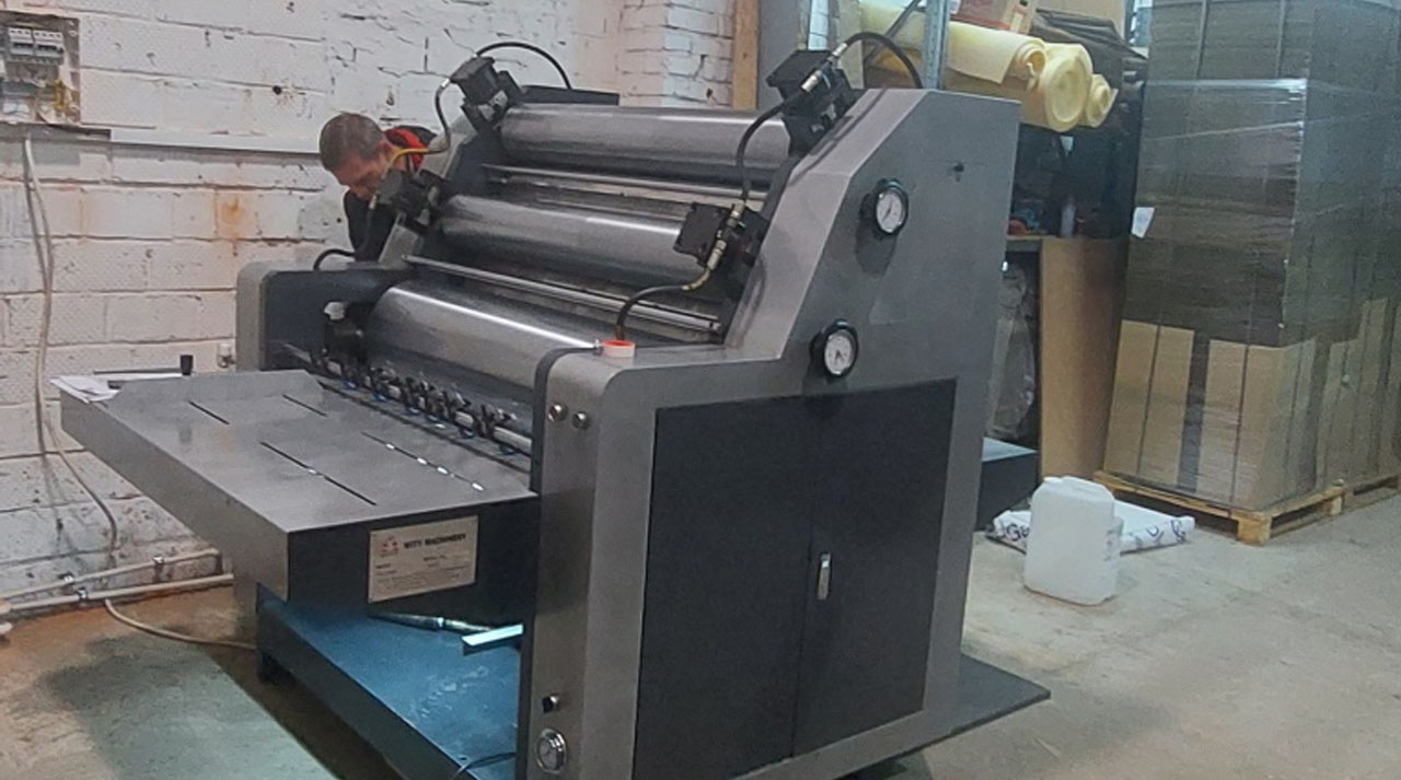 Ручная кашировальная машина KFMJ-1150D в типографии «Колор Ит СТУДИО»